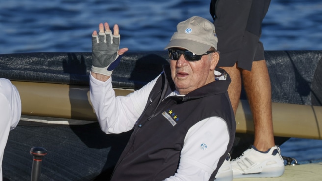 Juan Carlos I queda en penúltima posición en la primera jornada de regatas en Sanxenxo por un error de maniobra El rey Juan Carlos saluda este viernes en el Club Náutico de Sanxenxo, tras navegar en la VIII Regata Rey Juan Carlos I Corte Inglés.