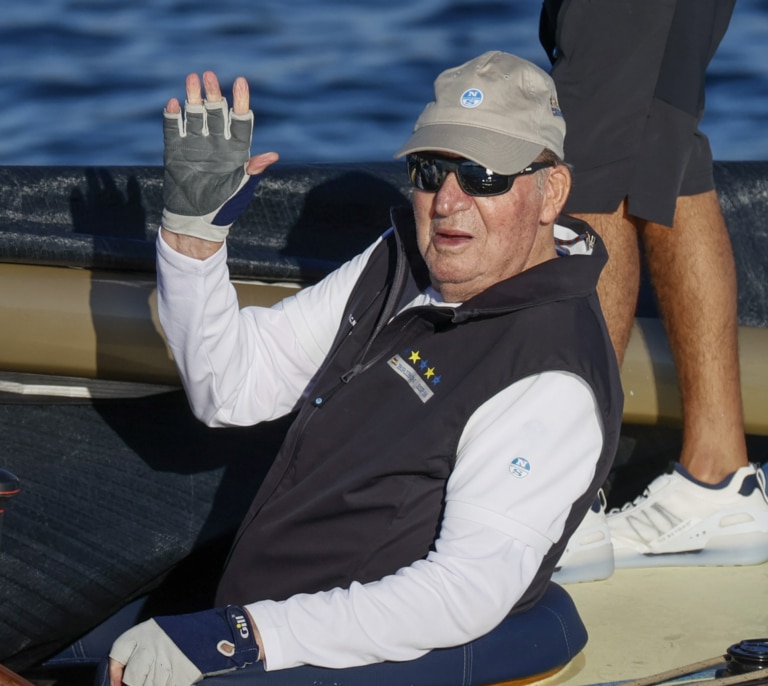 Juan Carlos I queda en penúltima posición en la primera jornada de regatas en Sanxenxo por un error de maniobra