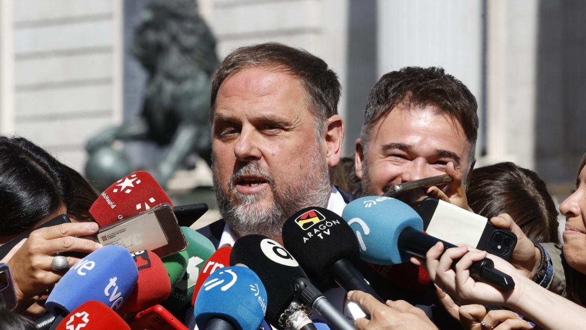 El presidente de ERC, Oriol Junqueras, atiende a la prensa este jueves en Madrid.