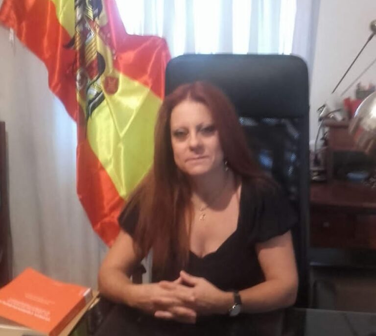 El PSOE y Podemos piden el cese de una alto cargo de Azcón por "apología del franquismo"