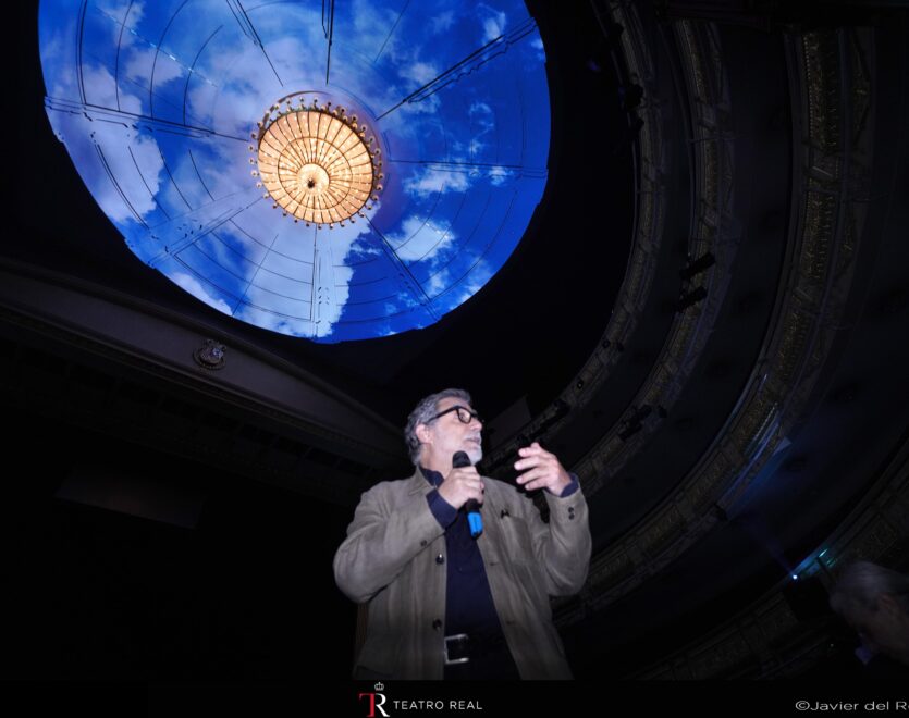 Jaume Plensa ha abierto "una ventana" en la cúpula de su sala principal que reproduce el cielo de Madrid