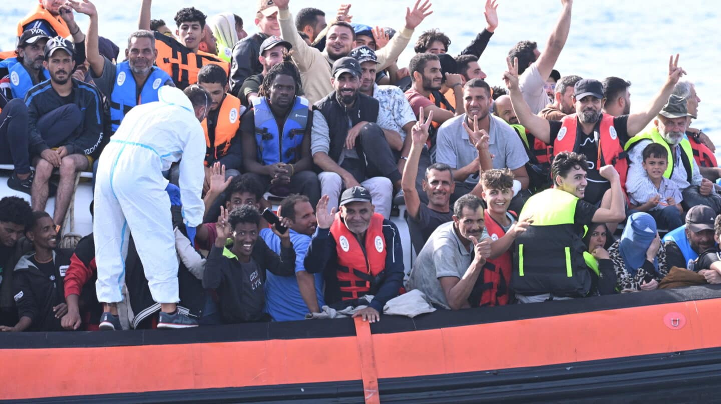 Migrantes a su llegada a Lampedusa