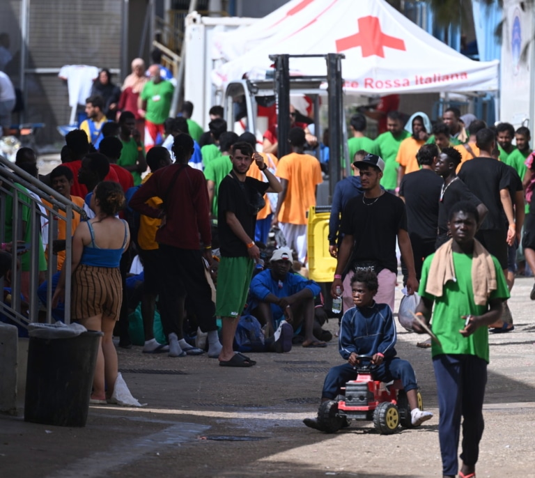 La UE descarta las cuotas de acogida en el pacto migratorio pero Italia aún no da su luz verde