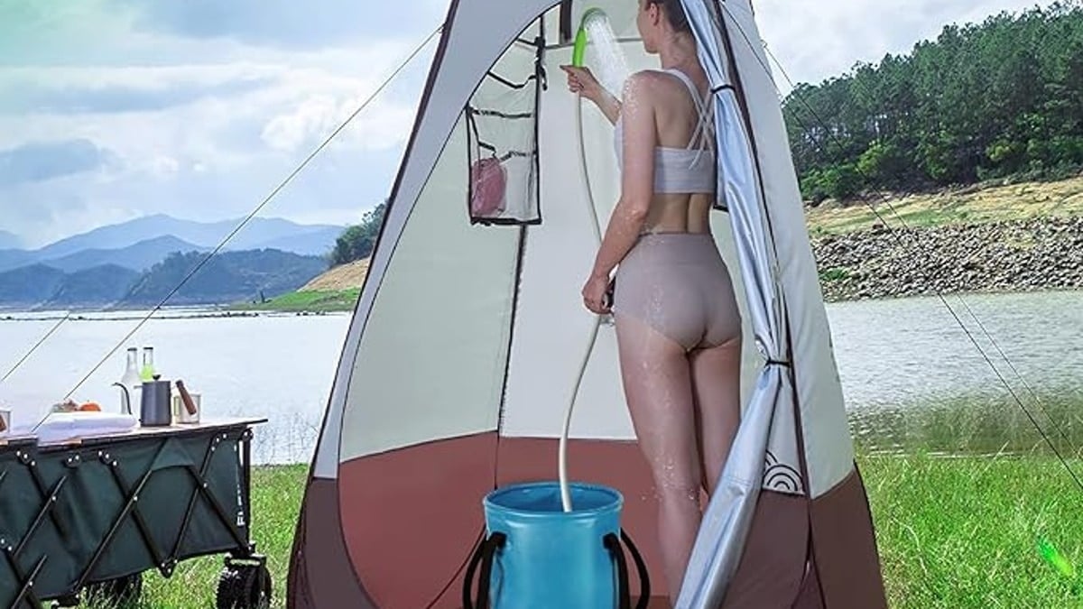 Mujer usando ducha portátil