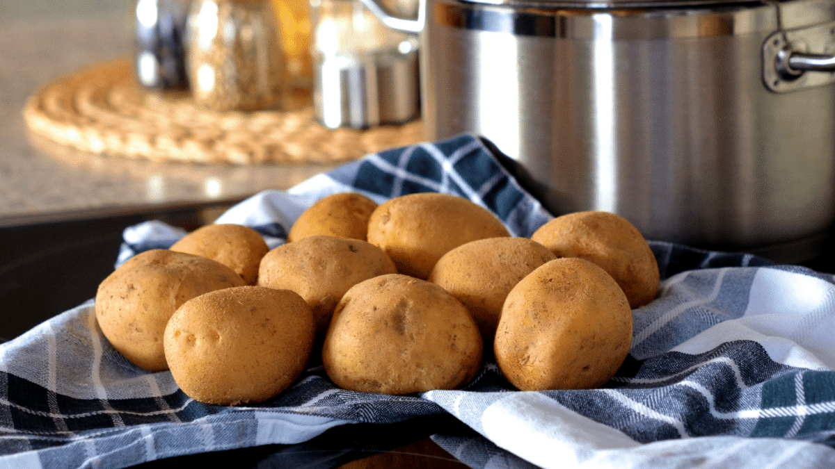Varias patatas antes de ser cocidas mientras los expertos aconsejan reducir su consumo por alto índice glucémico