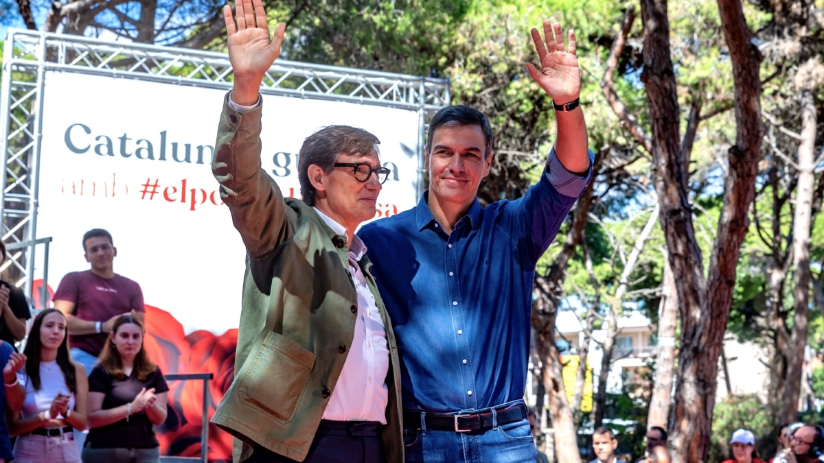 El líder del PSC, Salvador Illa (i), y el presidente del Gobierno en funciones, Pedro Sánchez (d), saludan durante la Festa de la Rosa del PSC, en la Pineda de Gavà
