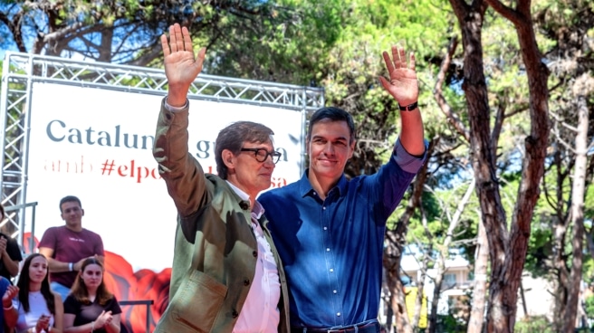 El PSOE cierra las puertas al referéndum en Cataluña y apuesta por el "diálogo" El líder del PSC, Salvador Illa (i), y el presidente del Gobierno en funciones, Pedro Sánchez (d), saludan durante la Festa de la Rosa del PSC, en la Pineda de Gavà