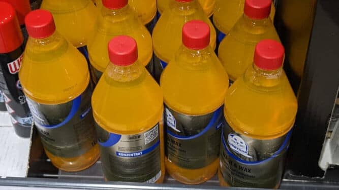 Lidl retira el limpiador de coches de la marca Robbyrob por inducir a confusión con un refresco