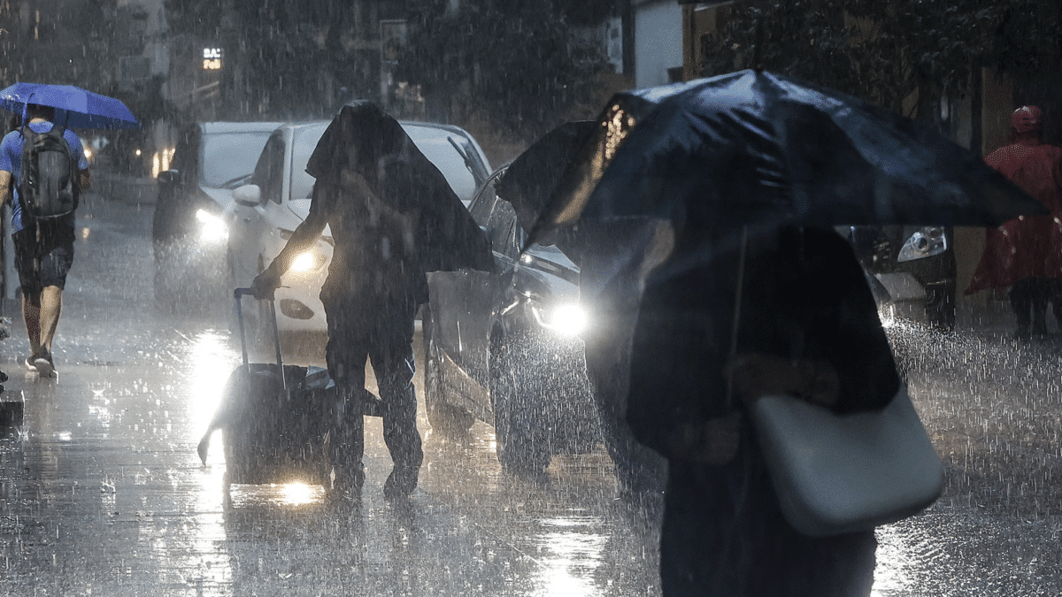 Varias personas con paraguas bajo la lluvia con la llegada de una nueva DANA a España que traerá chubascos y tormentas intensas