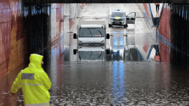 Alerta roja en Valencia por lluvia torrencial: colegios cerrados y red de alcantarillado colapsada