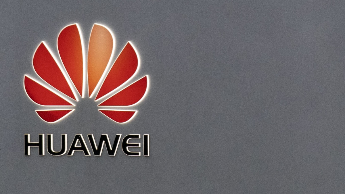 Una vista general del logotipo de Huawei en la sede del Reino Unido