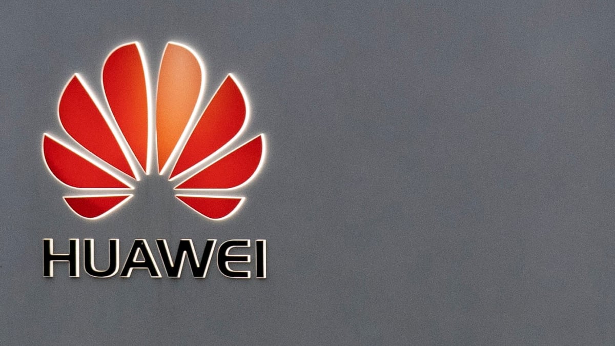 Una vista general del logotipo de Huawei en la sede del Reino Unido