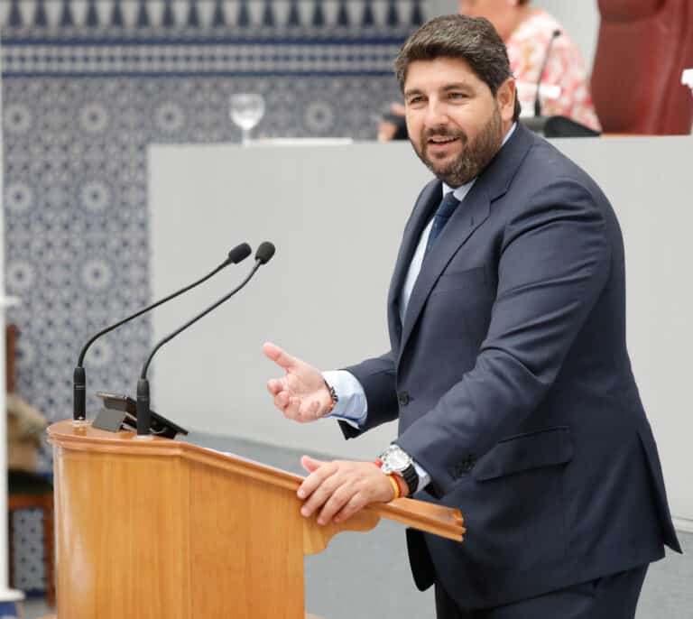 López Miras, reelegido presidente de Murcia con los votos de Vox, su nuevo socio de Gobierno