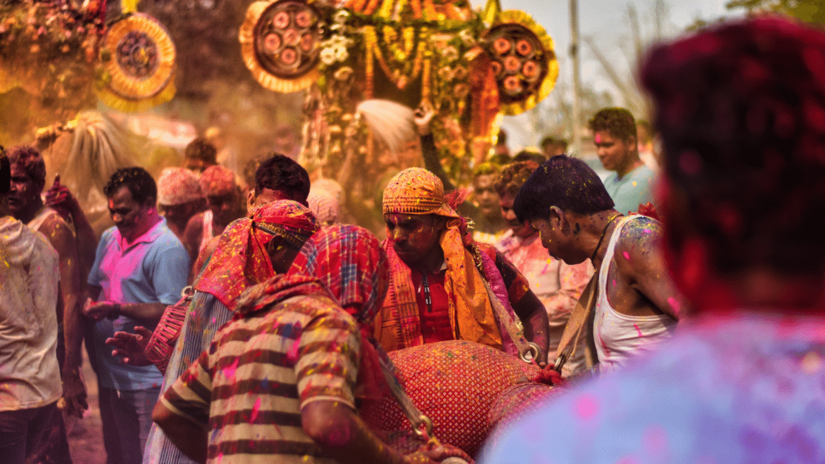 Varios ciudadanos durante el festival de los colores en India, que pretende cambiar su nombre al igual que algunos países a lo largo de la historia
