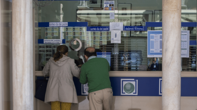 Loterías lanza Eurodreams, un nuevo juego Dos personas compran lotería conociendo el nuevo juego Eurodreams con premios de hasta 20.000 euros al mes