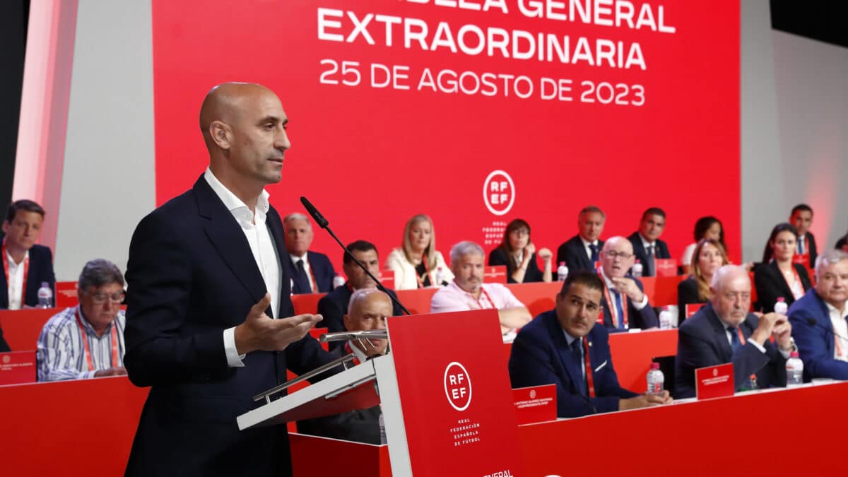 El presidente de la Real Federación Española de Fútbol, Luis Rubiales, durante su intervención en la Asamblea General