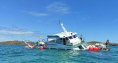 Se hunde un barco turístico al chocar con unas rocas en Fuerteventura