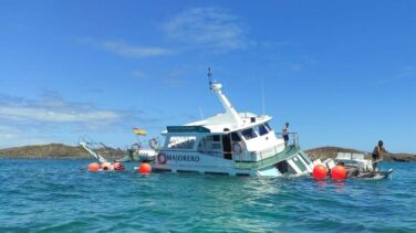 Se hunde un barco turístico al chocar con unas rocas en Fuerteventura