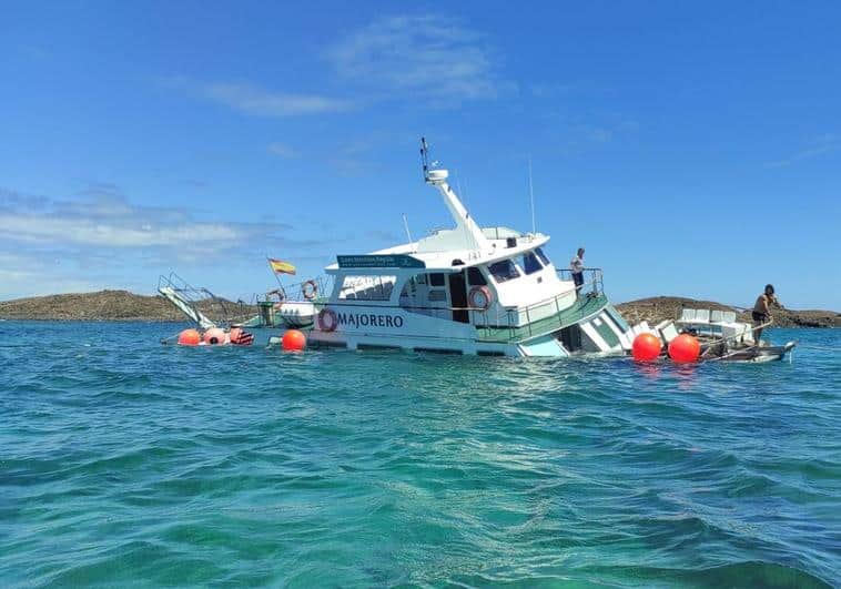 Se hunde un barco turístico al chocar con unas rocas en Fuerteventura