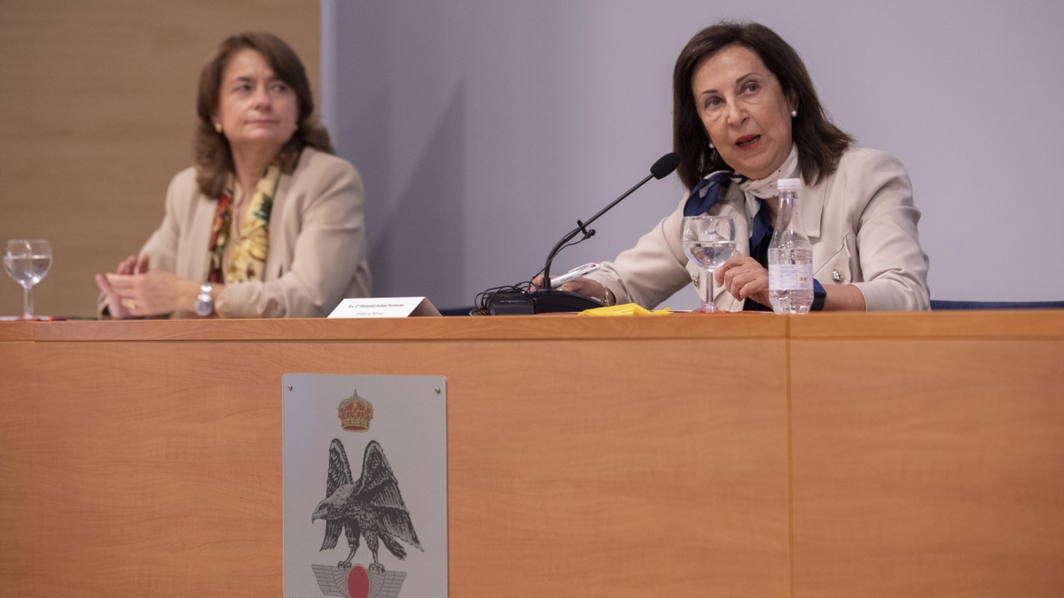 La ministra de Defensa en funciones, Margarita Robles (d), preside el acto solemne de apertura del curso académico 2023-2024 del Ministerio de Defensa en la Academia General del Ejército del Aire (AGA)