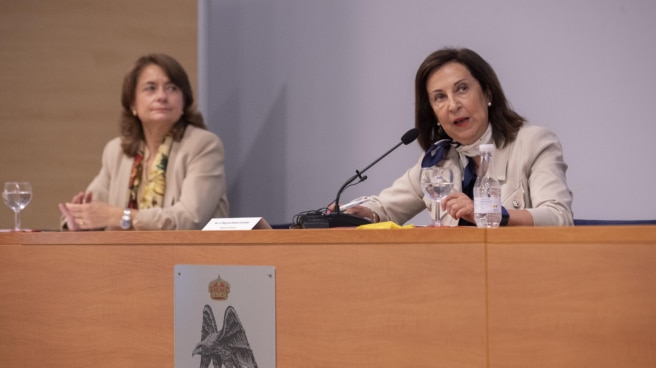 La ministra de Defensa en funciones, Margarita Robles (d), preside el acto solemne de apertura del curso académico 2023-2024 del Ministerio de Defensa en la Academia General del Ejército del Aire (AGA)