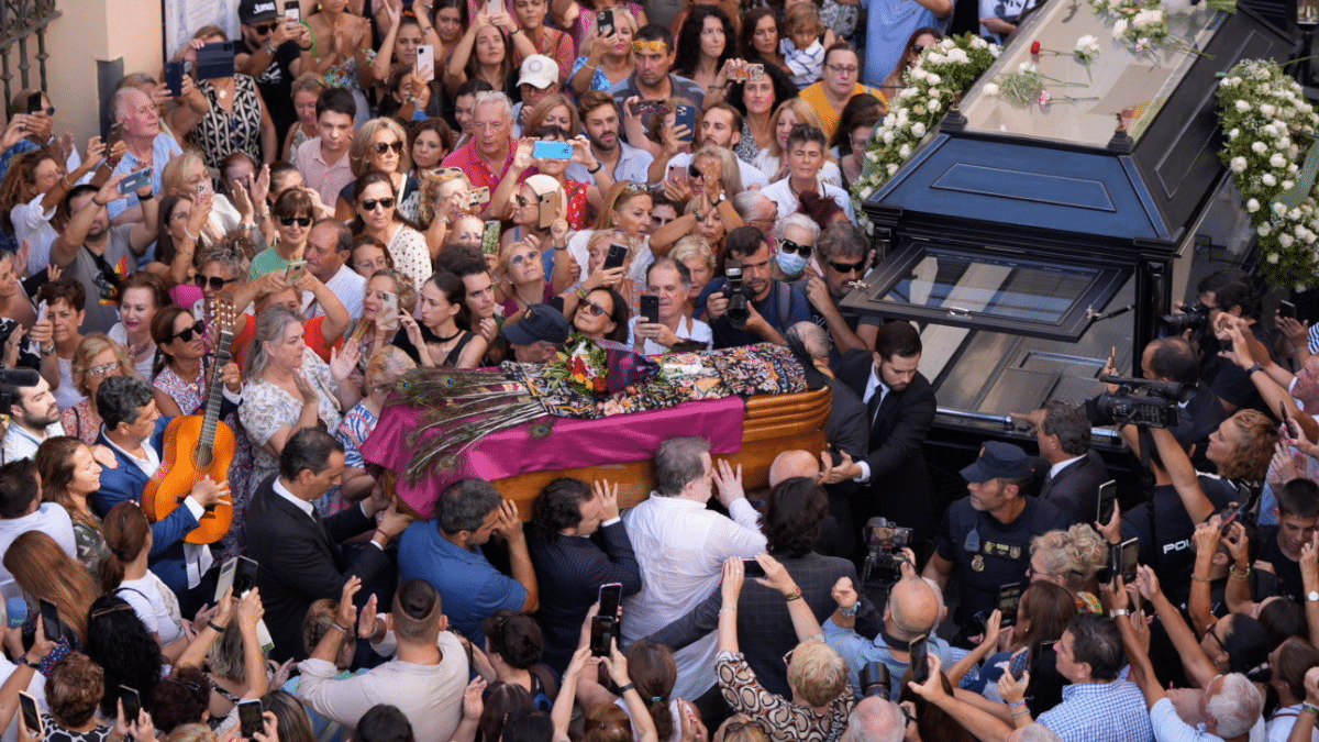 María Jiménez cruza por última vez el puente de Triana: así ha sido la emocionante despedida a la cantante