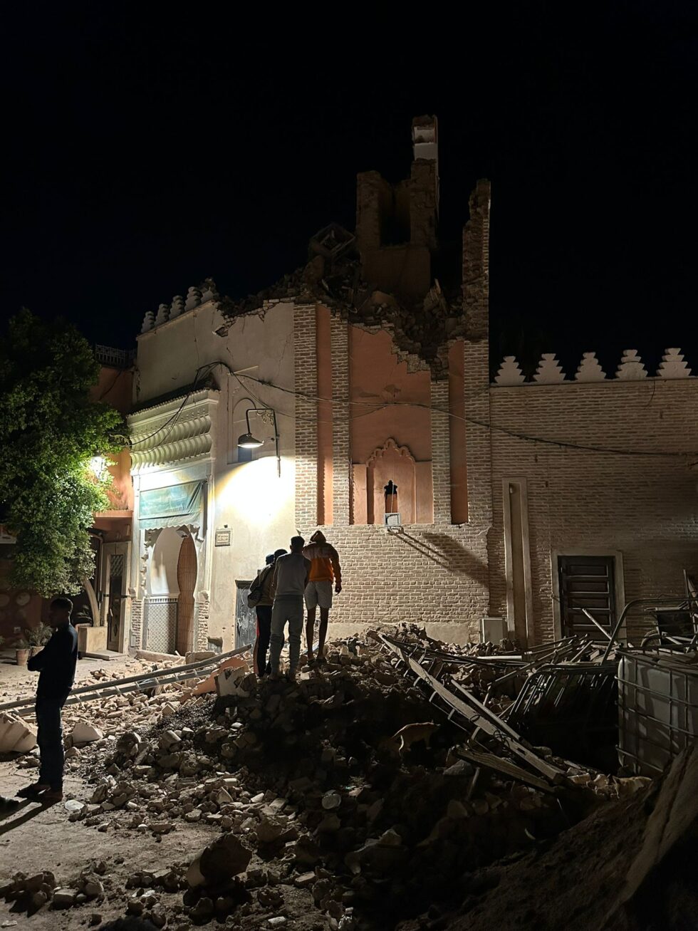 Escombros en un calle de Marrakech