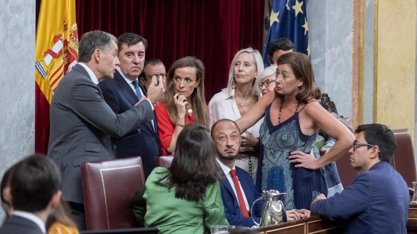 Los miembros de la Mesa del Congreso, encabezados por la presidenta, Francina Armengol (d), debaten sobre el voto del diputado de Junts Eduard Pujol y escuchan las indicaciones del secretario general de la Cámara baja, Carlos Gutiérrez, este 29 de septiembre de 2023 en el hemiciclo. De rojo, Carmen Navarro, y sentado, con barba, Alfonso Rodríguez Gómez de Celis.