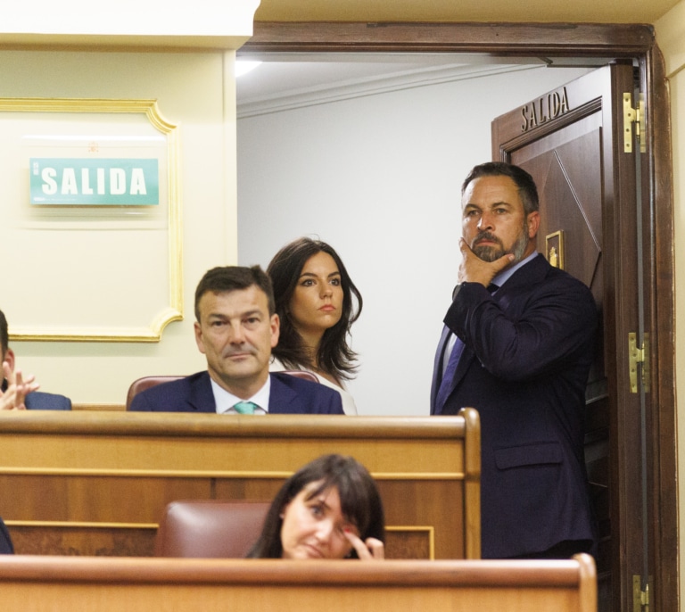 Vox trabaja ya la estrategia post investidura contra Sánchez: "Entraremos con todo, judicialmente y en la calle"