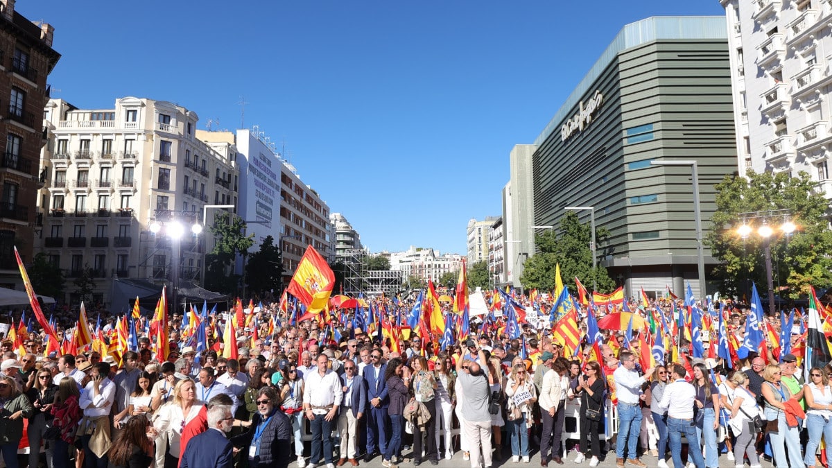 Simpatizantes con pancartas antes del comienzo del acto del PP contra la amnistía en la Plaza de Felipe II de Madrid.