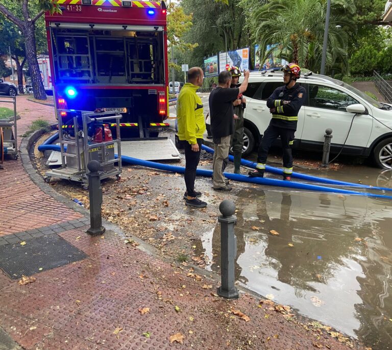 Las lluvias torrenciales desbordan el río Guadarrama a su paso por Móstoles