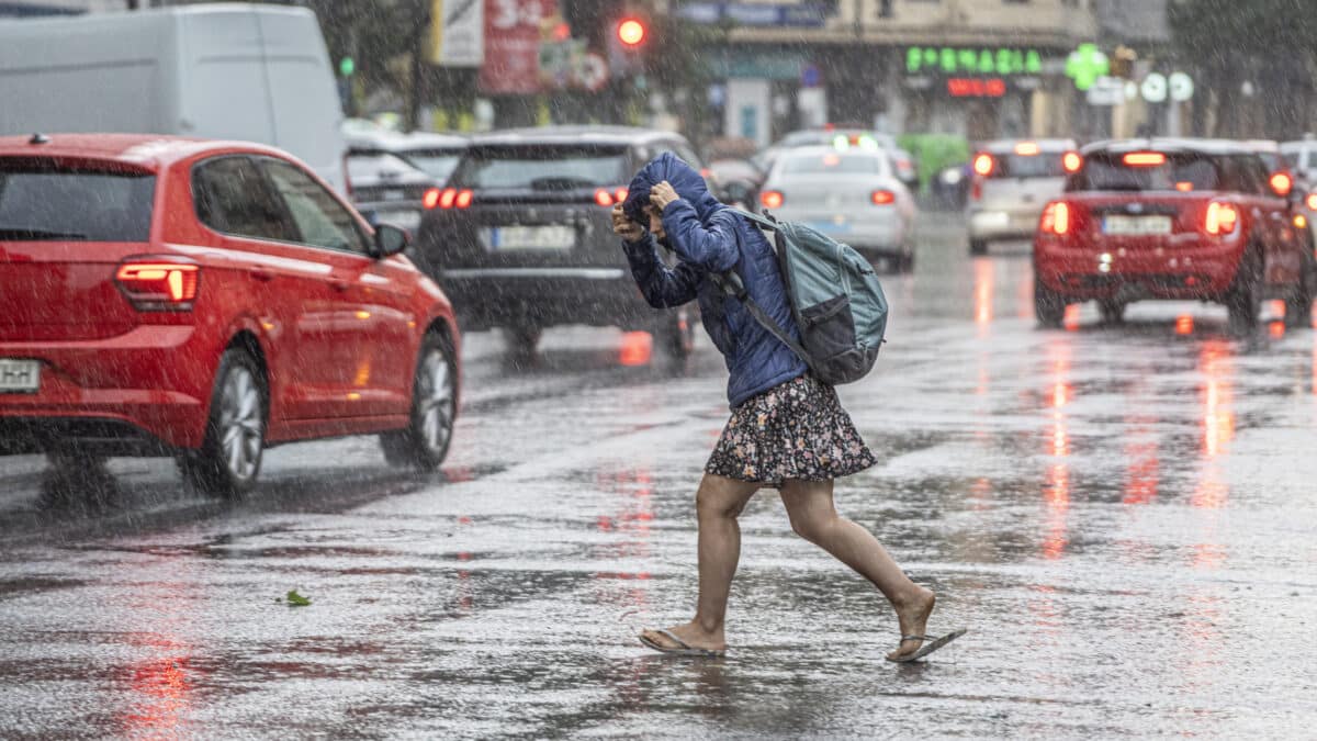 Una mujer anda por la calle bajo la lluvia, a 3 de julio de 2023, en Valencia, Comunidad Valenciana (España)