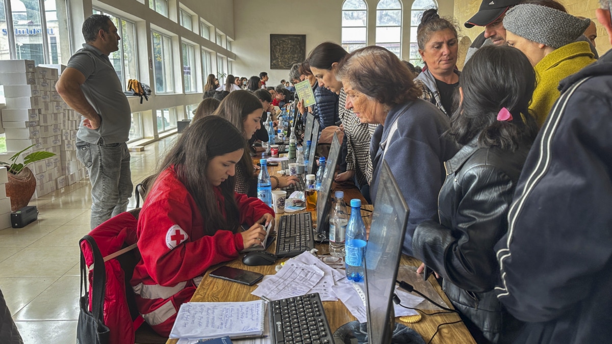 La ciudad armenia de Goris, a 250 kilómetros de Ereván, recibe miles de refugiados procedentes de Nagorno Karabaj, tras la explosión de un depósito de combustible en citada región habitada por armenios