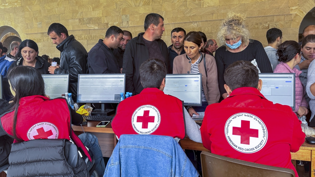 La ciudad armenia de Goris, a 250 kilómetros de Ereván, recibe miles de refugiados procedentes de Nagorno Karabaj, tras la explosión de un depósito de combustible en citada región