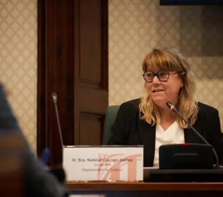La consejera de Cultura catalana rechaza responder en castellano a la prensa en el Congreso de los Diputados