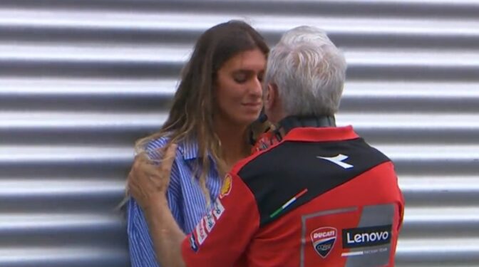 Se convierte en viral el vídeo en el que el Team Manager de Ducati calma a la novia de Bagnaia