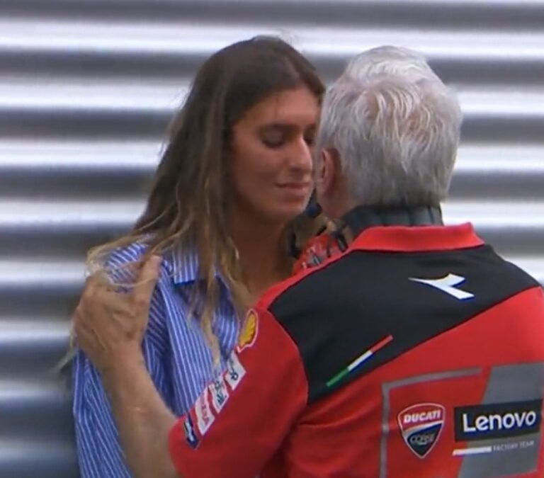 Se convierte en viral el vídeo en el que el Team Manager de Ducati calma a la novia de Bagnaia