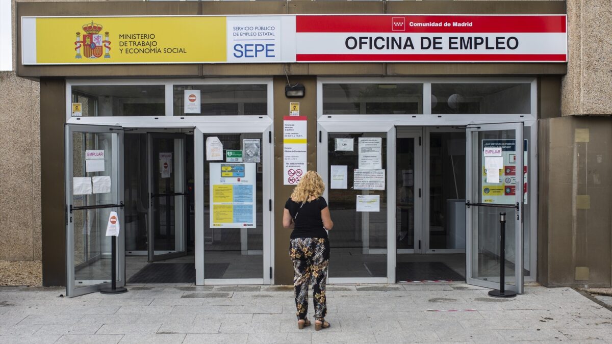 Una mujer a las puertas de una oficina del SEPE y oficina de empleo de la Comunidad de Madrid.