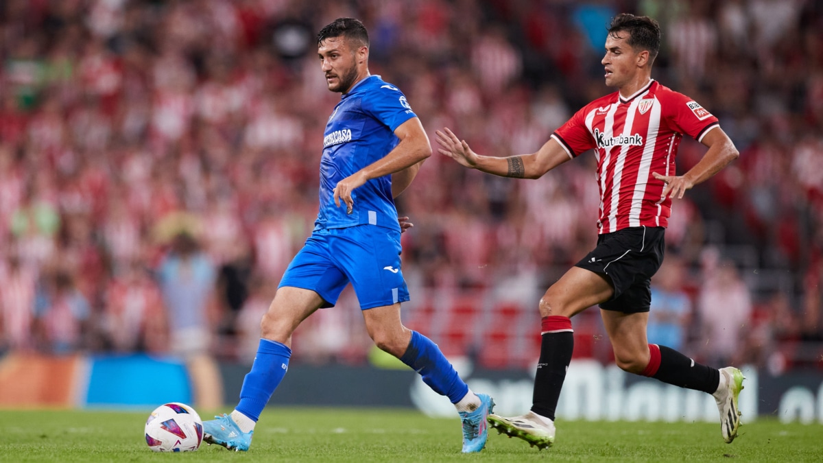 Oscar Rodríguez del Getafe CF compite por el balón con Benat Prados del Athletic Club durante el partido LaLiga EA Sports entre el Athletic Club y Getafe CF