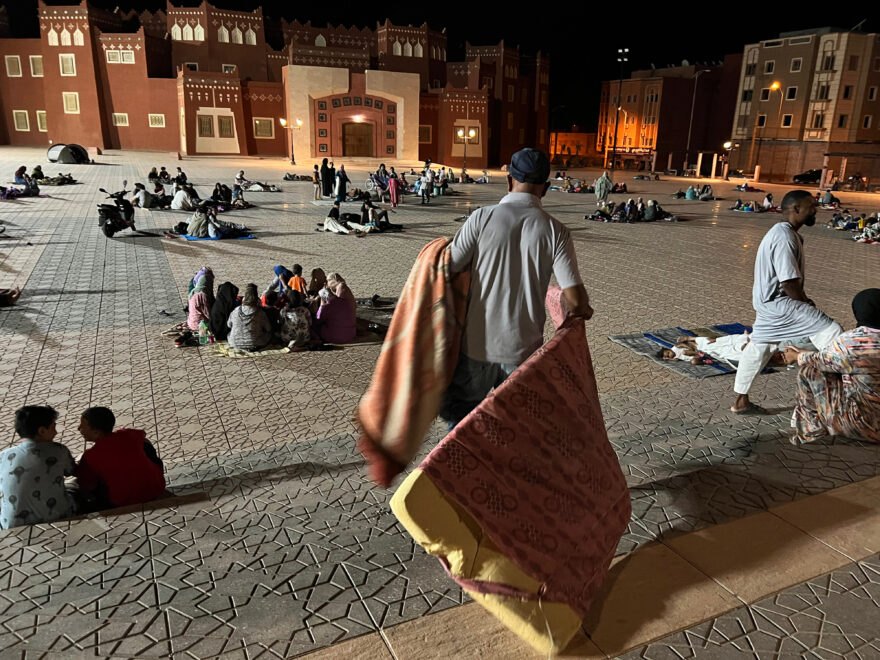 Esta foto tomada con un teléfono móvil muestra a los residentes refugiándose en un espacio abierto después de un terremoto en Ouarzazate, Marruecos.