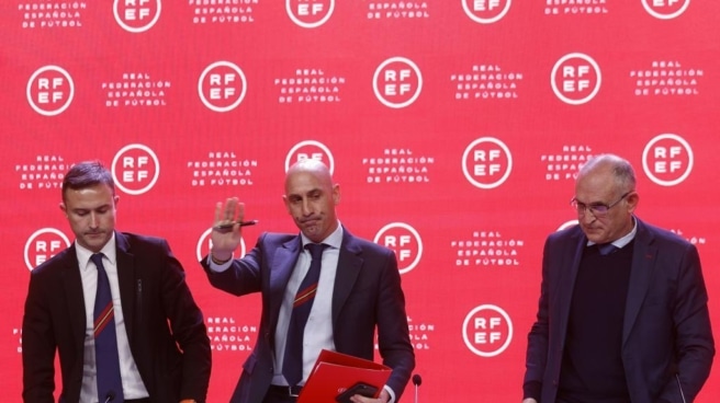 Continúa la purga de la RFEF: destituido Pablo García-Cuervo, director de comunicación García Cuervo (izda), junto a Rubiales y Camps, en un acto de la RFEF