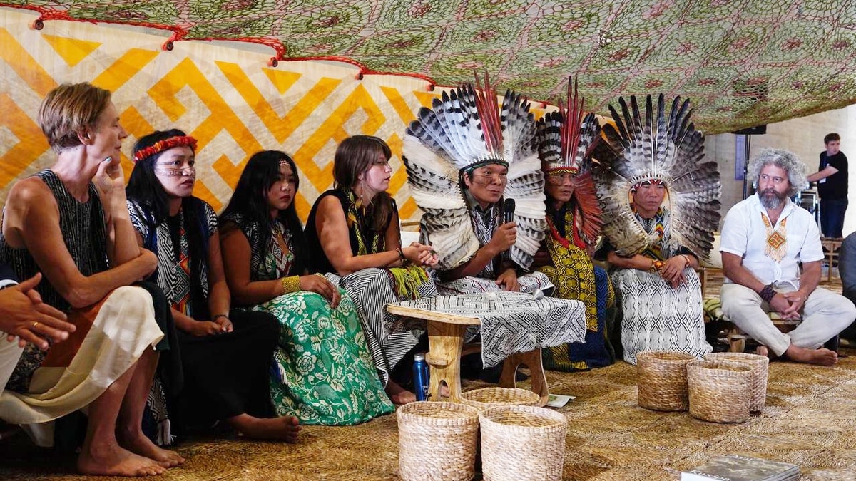 Acto realizado con los líderes del pueblo Huni Kuin, en la inauguración de la muestra