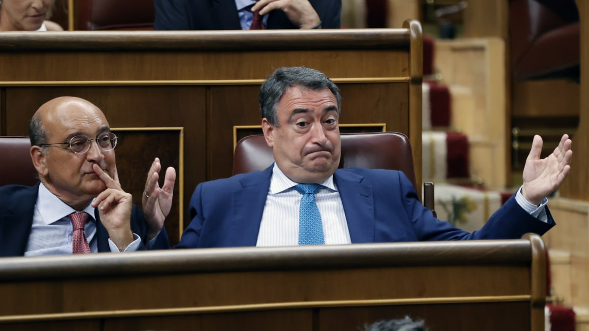 El portavoz del PNV, Aitor Esteban, tras su intervención en la segunda jornada del debate de investidura del candidato Alberto Núñez Feijóo en el Congreso este miércoles.