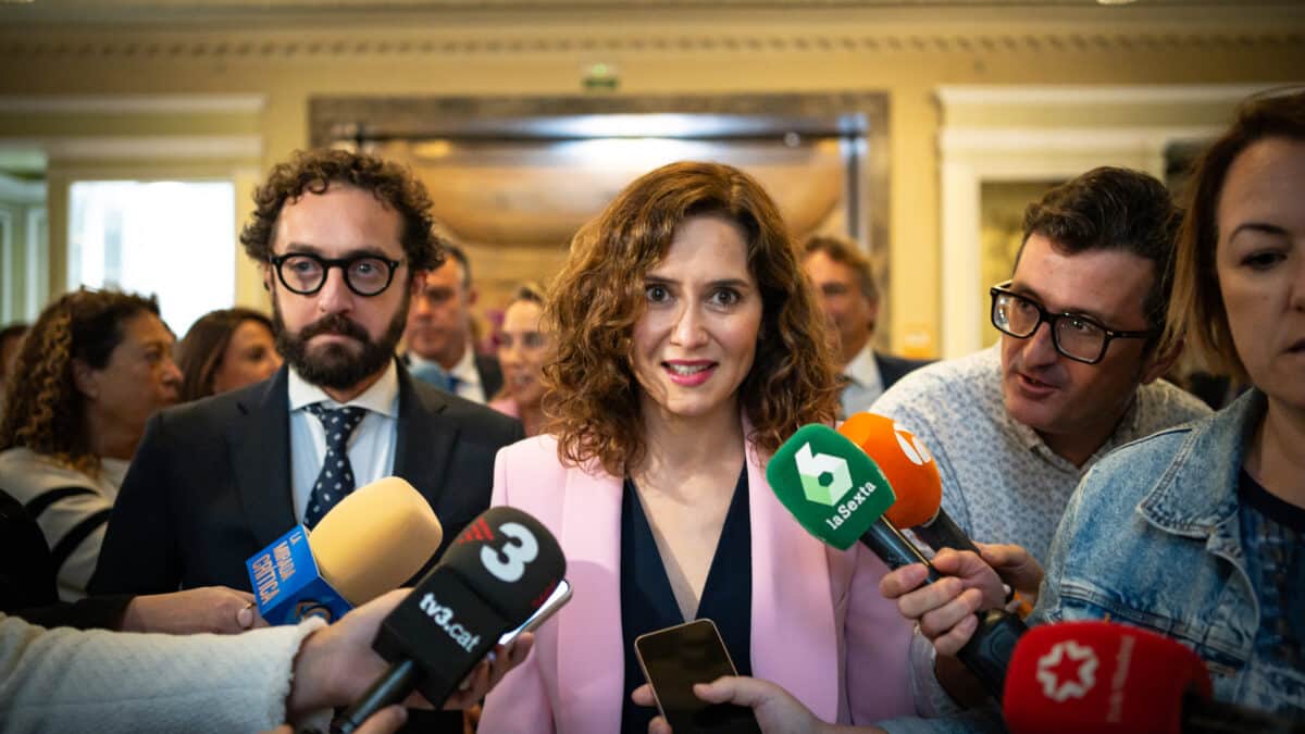 La presidenta de la Comunidad de Madrid, Isabel Díaz Ayuso, ofrece declaraciones a los medios a su llegada al encuentro informativo de las "Citas con El Mundo" que organiza Unidad Editorial