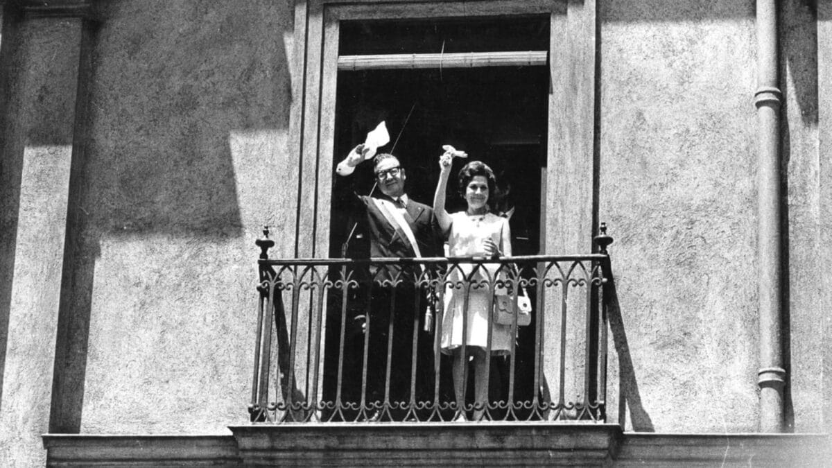 El presidente Allende y Hortensia Bussi saludan desde uno de los balcones de La Moneda el 3 de noviembre de 1970.
