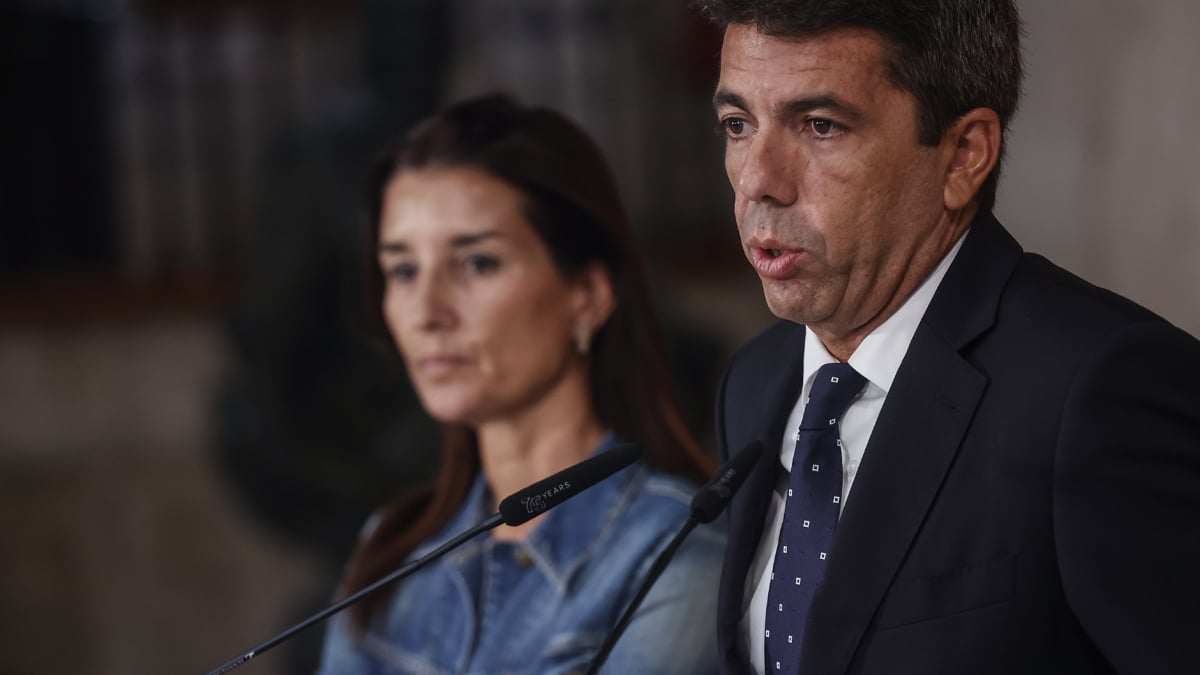 El presidente de la Generalitat, Carlos Mazón, y la consellera de Hacienda, Economía y Administración Pública, Ruth Merino, ofrecen una rueda de prensa, en el Palau de la Generalitat