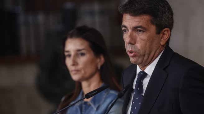 Mazón anuncia rebajas fiscales en la compra de vivienda para jóvenes y deducciones de IRPF para rentas bajas El presidente de la Generalitat, Carlos Mazón, y la consellera de Hacienda, Economía y Administración Pública, Ruth Merino, ofrecen una rueda de prensa, en el Palau de la Generalitat