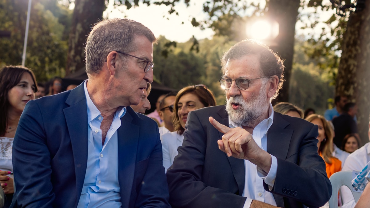 El presidente del Partido Popular, Alberto Núñez Feijóo (i), y el expresidente del Gobierno, Mariano Rajoy (d), durante la inauguración del curso político en el Castillo de Soutomaior
