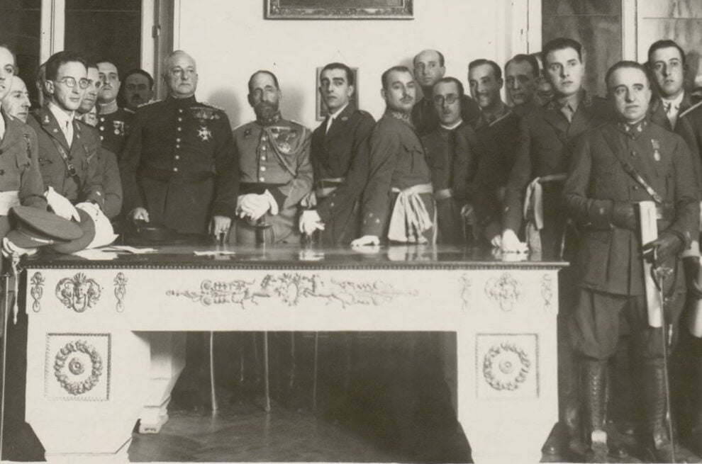 Primo de Rivera, durante una entrega de despachos a oficiales.