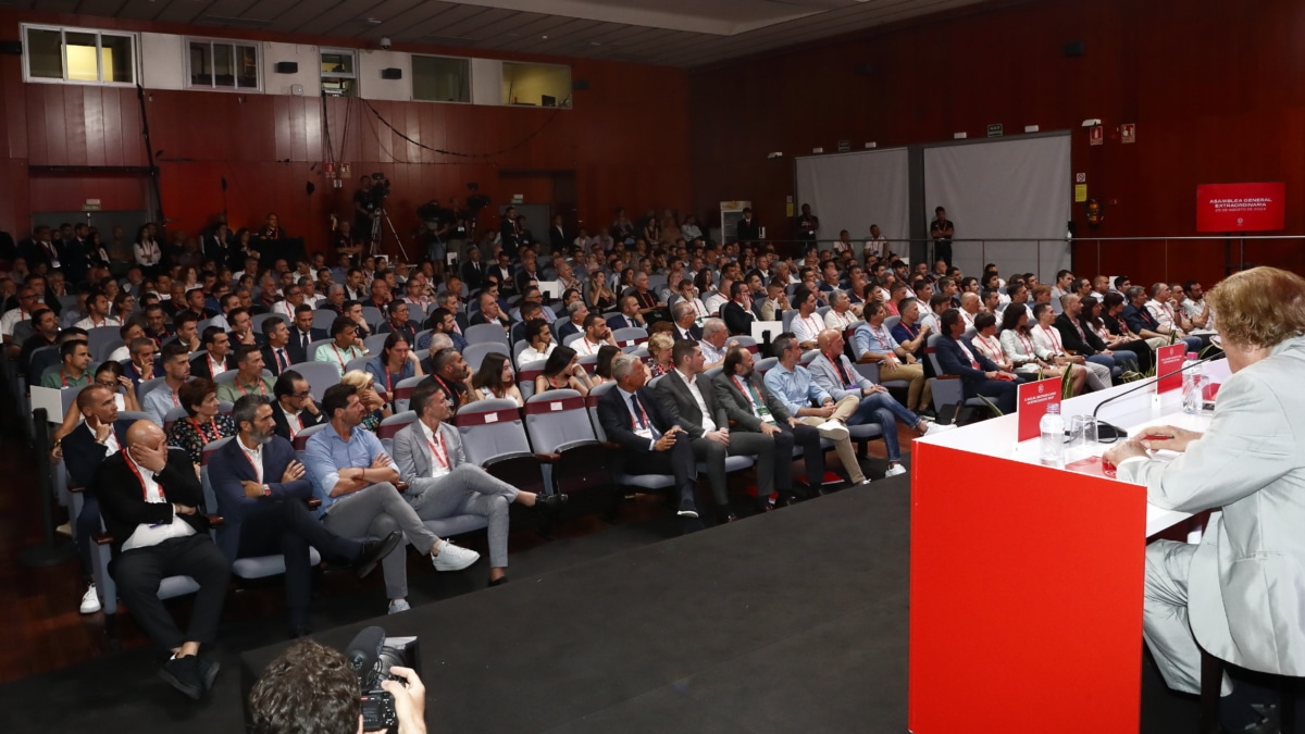 Público asistente durante la rueda de prensa del presidente de la Real Federación Española de Fútbol (RFEF), Luis Rubiales, en la Asamblea General Extraordinaria, en la Ciudad del Fútbol de Las Rozas